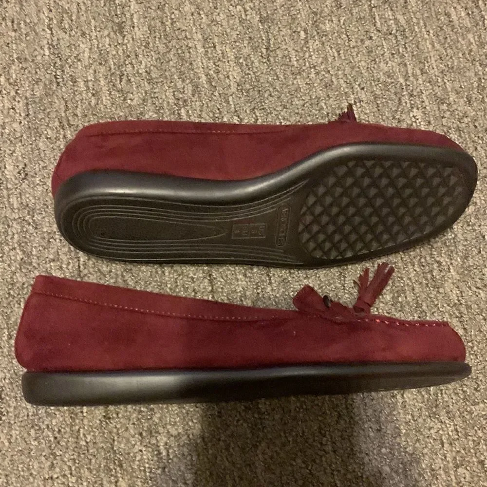 NWOT Aerosoles maroon tassel loafers with gold detail! Size 6